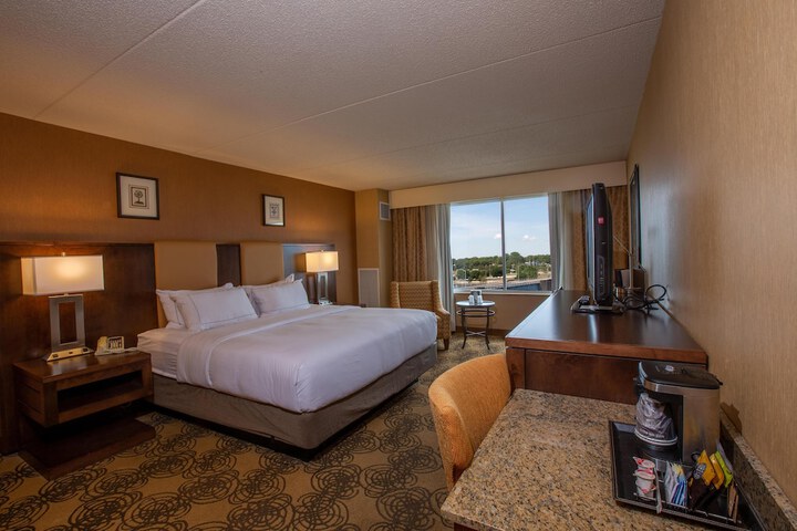 DoubleTree by Hilton Bay City - Riverfront