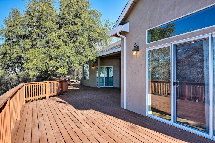 Hot Tub & Mtn Views: Peaceful Columbia Retreat!