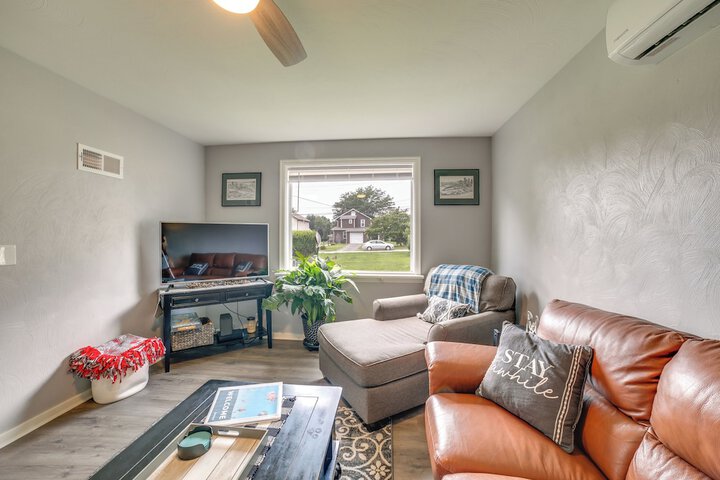 Deck & Patio: Inviting Abode in Natrona Heights!