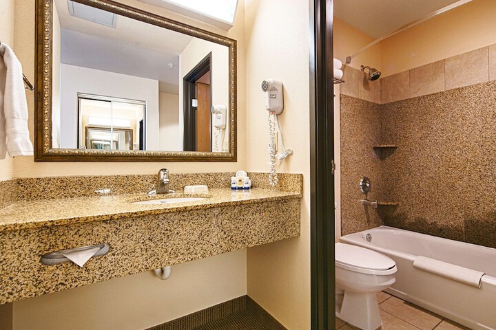 Room 4 of 8