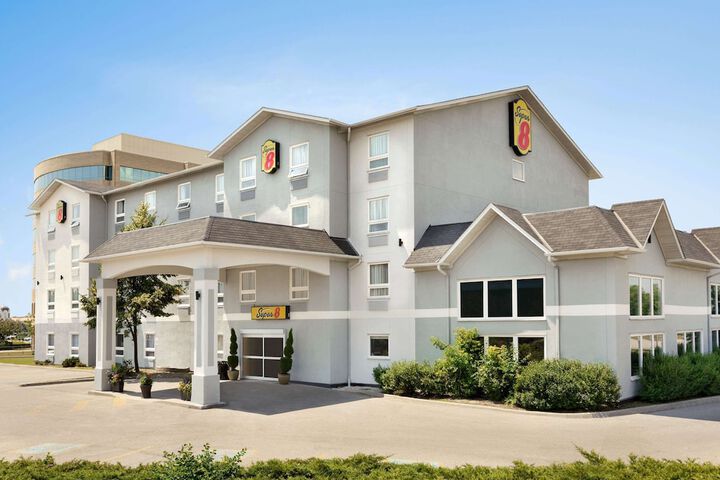 Super 8 by Wyndham Ajax / Toronto On