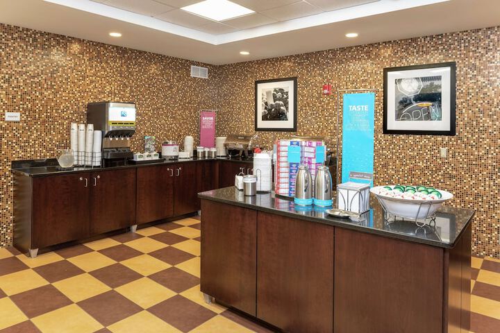 Hampton Inn & Suites Cleveland-Airport / Middleburg Heights