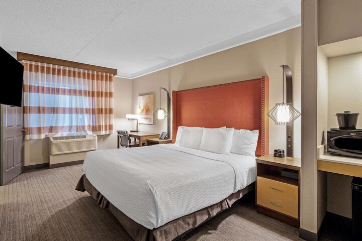 Room 10 of 32