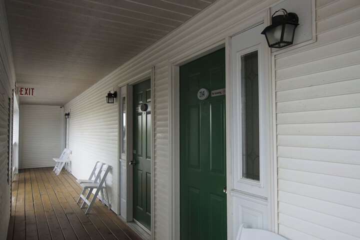 Snyders Shoreline Inn