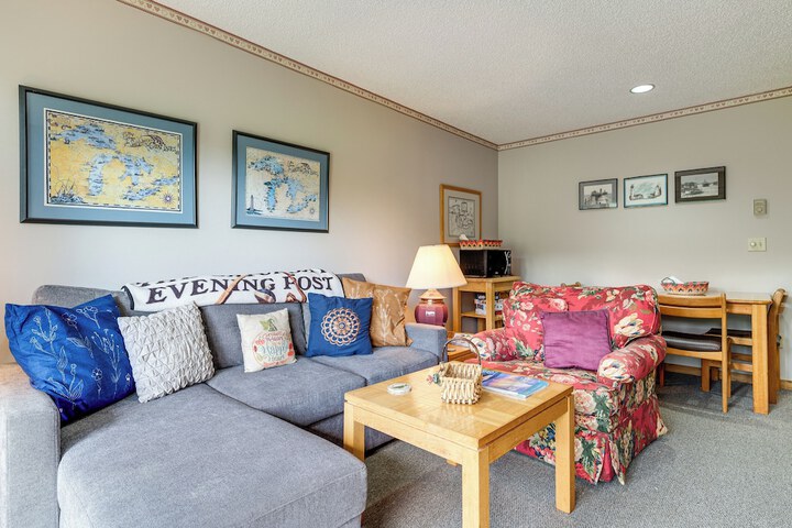 Condo on First Green w / Deck at Schuss Mountain!