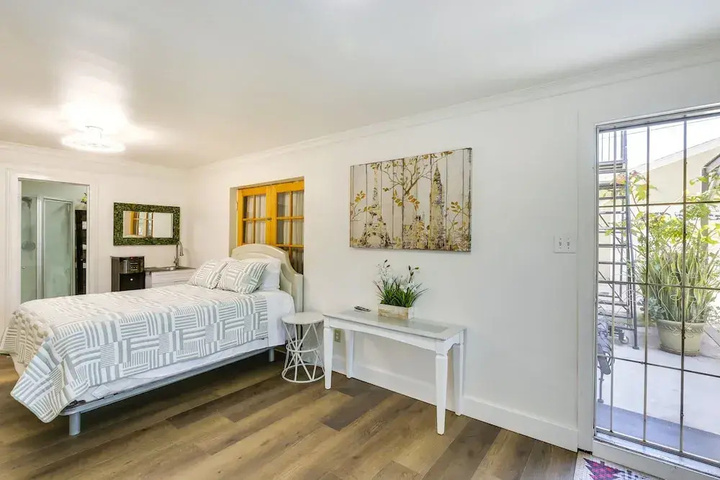Westminster Escape Near Beaches & Shopping!
