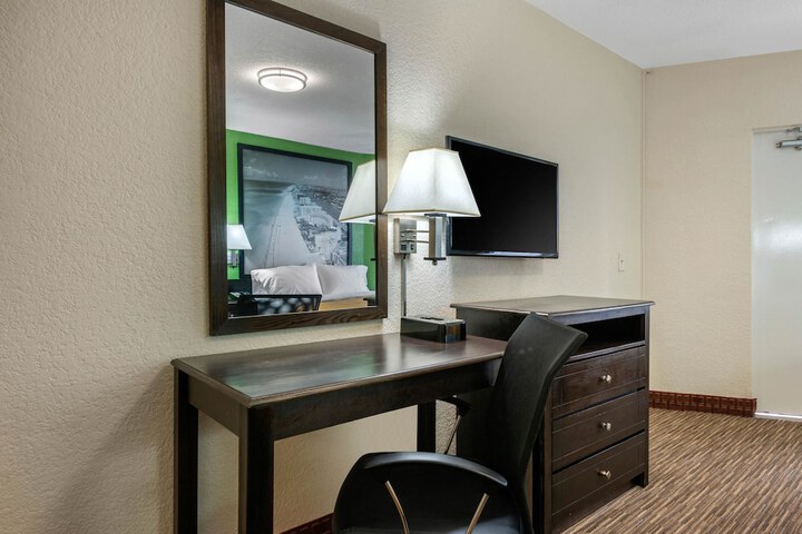 Room 10 of 40