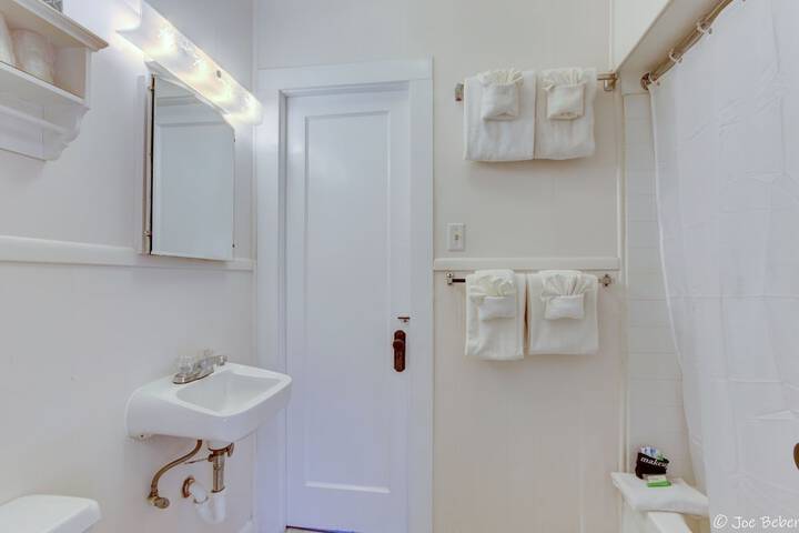 Room 13 of 32