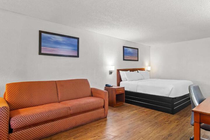 Travelodge Suites by Wyndham MacClenny