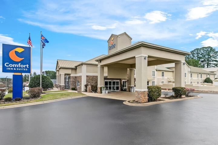 Comfort Inn & Suites Greenwood near University