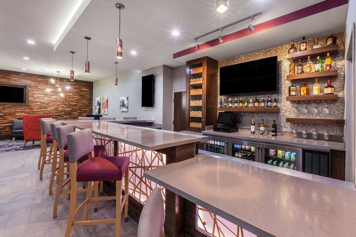 La Quinta Inn & Suites by Wyndham Houston East at Sheldon Rd