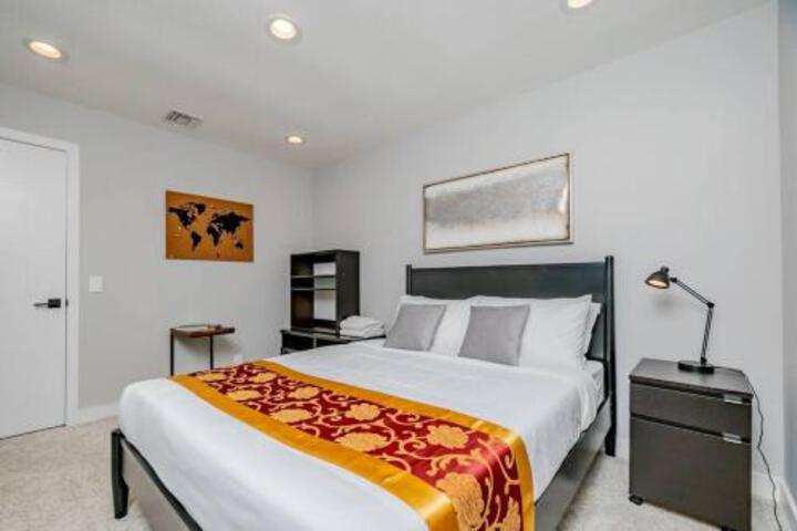 Luxurious 5B4B Home with Pool and View