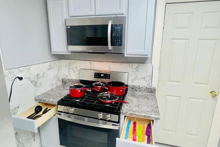 5 bedroom House King Beds 1 Bath 20 Min to Falls