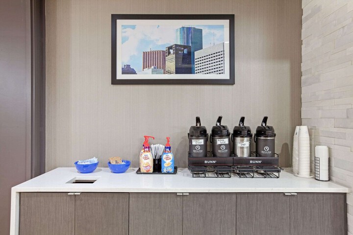 La Quinta Inn & Suites by Wyndham Houston Pasadena North