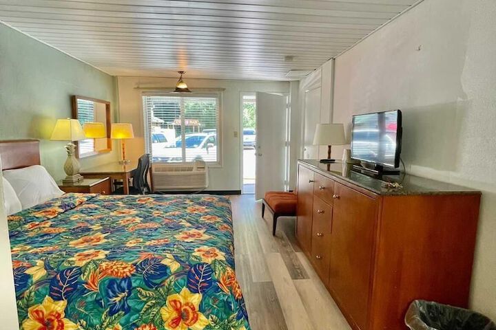 Geneva Hotel & Tiki Bar