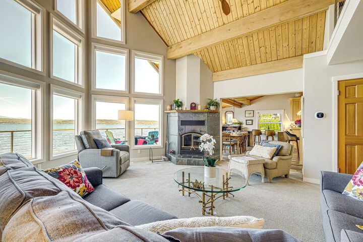 Bayfront Home w / Private Beach in Poulsbo!