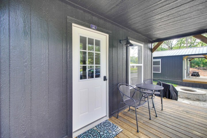 Walk to Lake: Cozy Grove Cabin w / Fire Pit