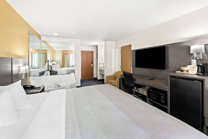 Room 35 of 61