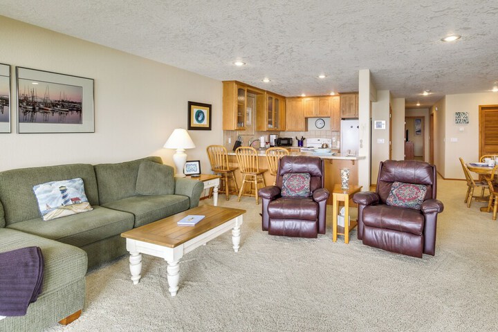 Lincoln Beach Condo w / Balcony + Ocean Views!