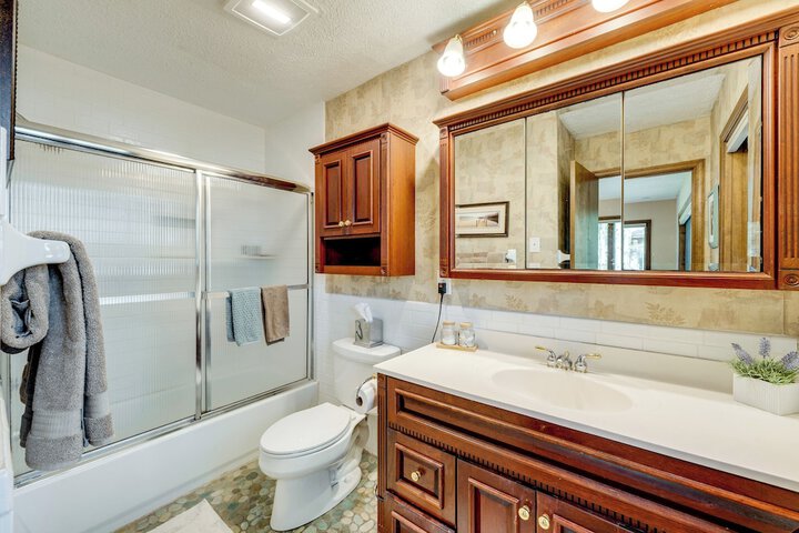 Luxe Poconos Pines Home w / Beach + Amenities!