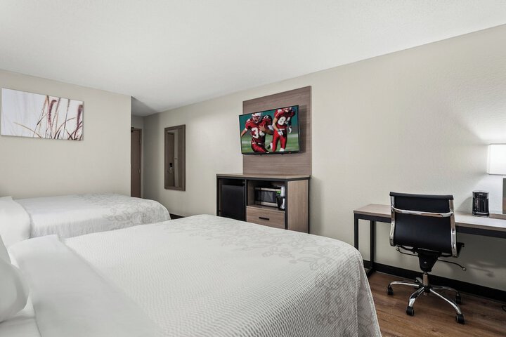 Red Roof Inn PLUS+ Belleville