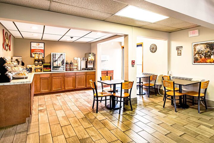 Econo Lodge Watertown