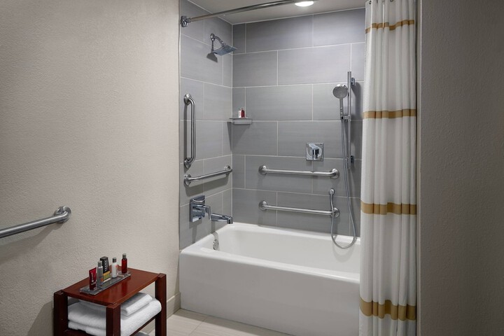 Room 17 of 38