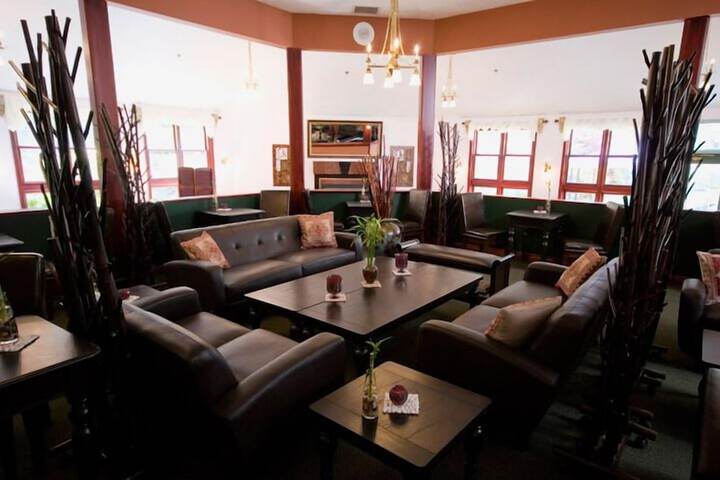 Lounge 41 of 59