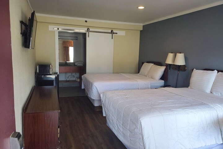 Room 8 of 11