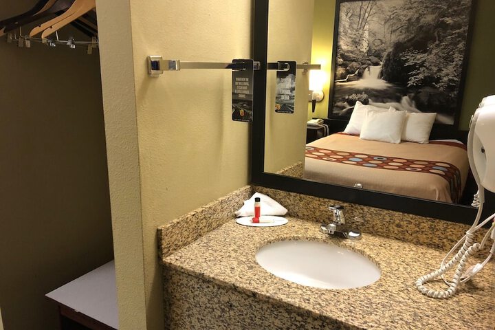 Room 25 of 38