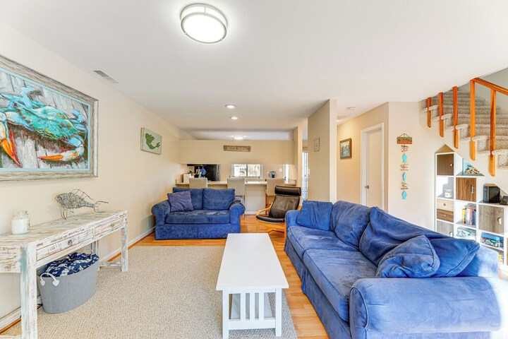 Walk to Bethany Beach Boardwalk: Coastal Retreat