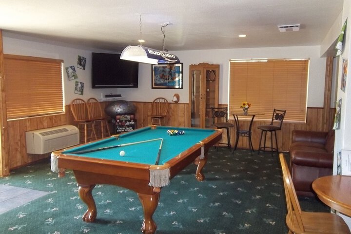 Ocairns Inn & Suites