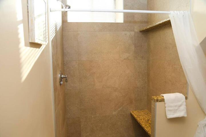 Luxury 3 Bedroom 20 min to Boston, 15min Encore