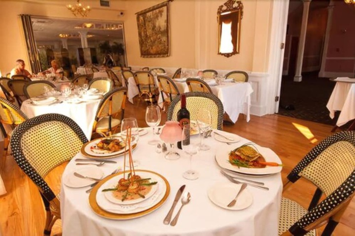 Dining 15 of 19