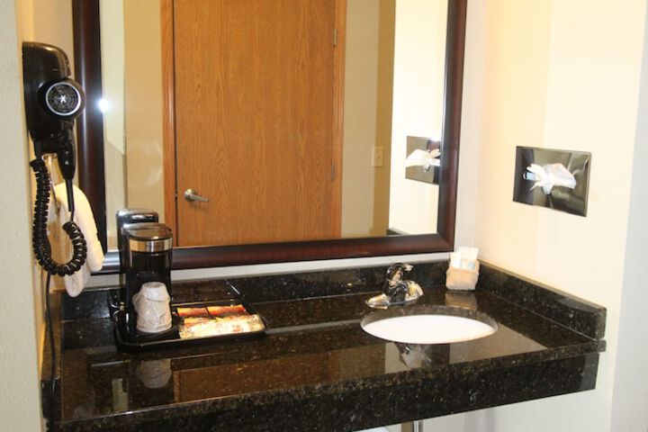 Bowman Inn & Suites