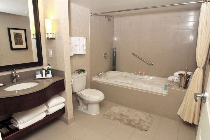 Hilton Niagara Falls / Fallsview Hotel & Suites