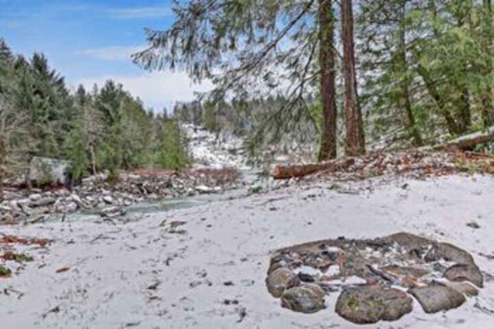 Sunset Falls Cabin - Two Bedroom Cabin with Hot Tub