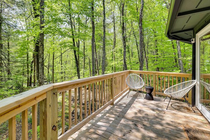 Private Deck & Grill: Pocono Pines Retreat!