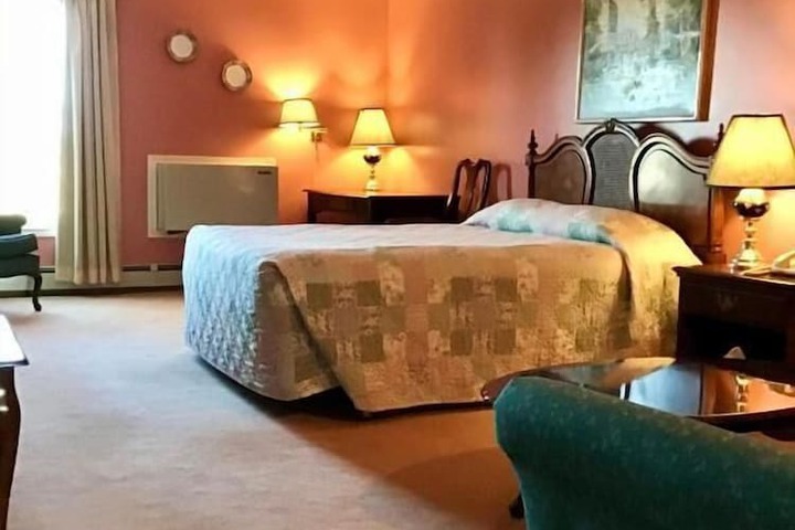 Room 6 of 18