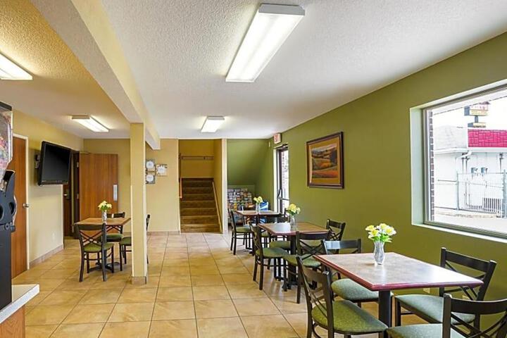 Rodeway Inn & Suites