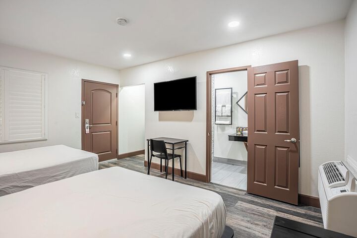 Room 10 of 32