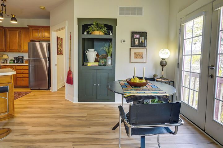 Charming Granville Home w / Porch - Walk Downtown!