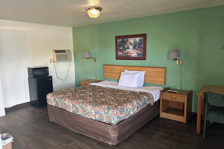Room 10 of 14