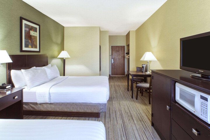 Country Inn & Suites by Radisson Benton Harbor-St. Joseph, MI