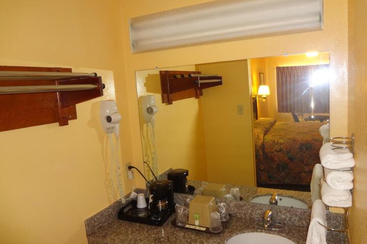 Room 16 of 28