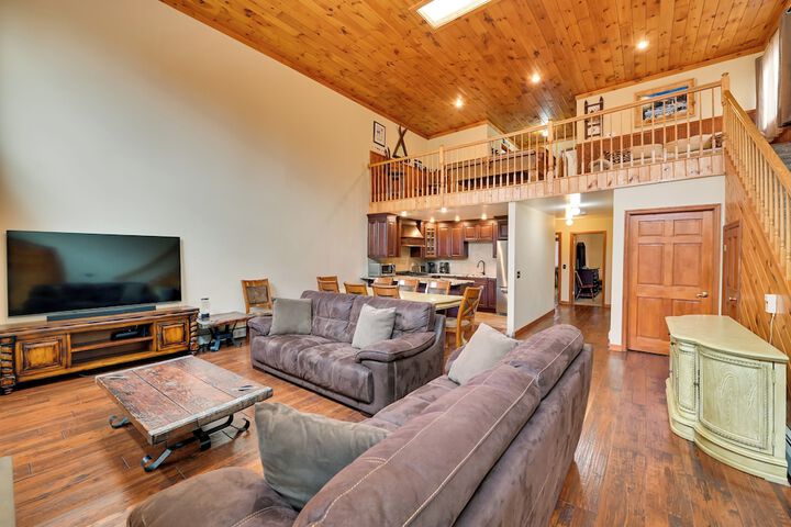 Walk to Hunter Village! Family Ski Retreat w / Deck