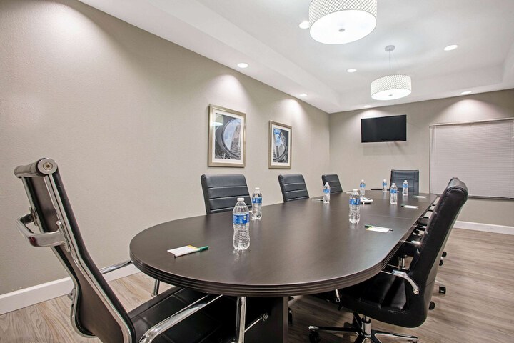La Quinta Inn & Suites by Wyndham Victoria - South