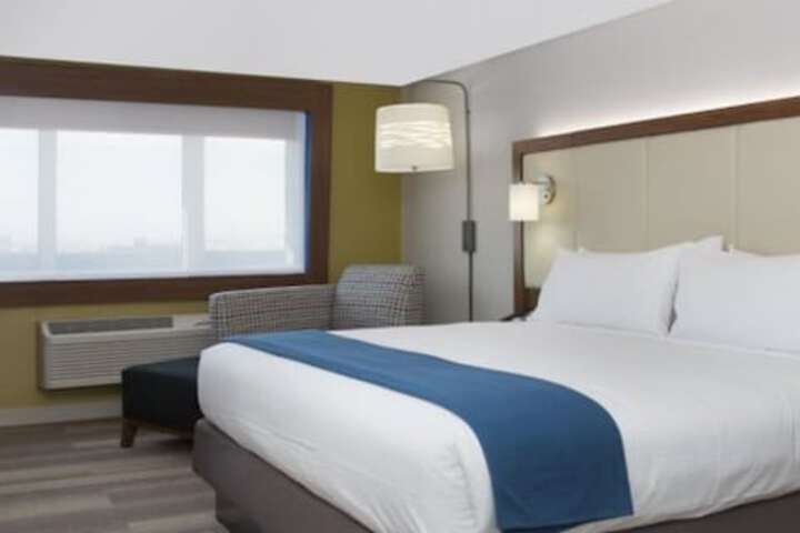 Room 10 of 33