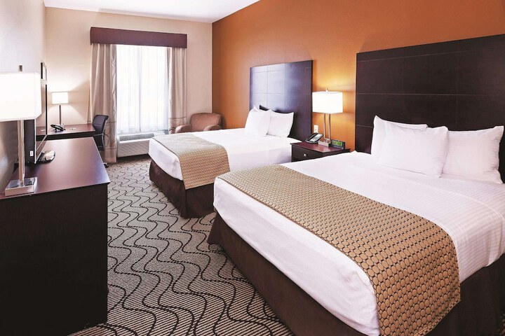 La Quinta Inn & Suites by Wyndham Marshall