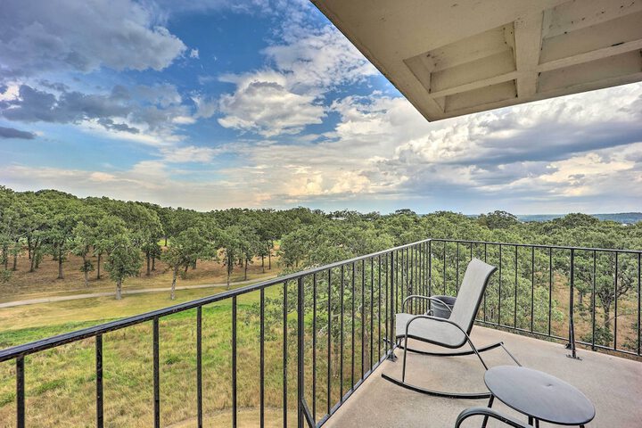 Golf Course & Lake Views: Cozy Afton Condo!